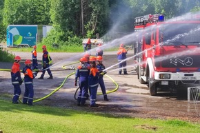 FW-AR: Jugendfeuerwehr trainiert Einsatzrealität