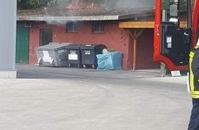 Feuerwehr Recklinghausen: FW-RE: Brand eines Lagerschuppen auf Schlachthofgelände - keine Verletzten