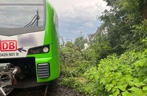 Bundespolizeidirektion Sankt Augustin: BPOL NRW: S9 kollidiert mit umgestürztem Baum - Bundespolizei und Feuerwehr evakuieren Fahrgäste