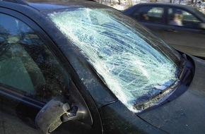 Polizeiinspektion Hildesheim: POL-HI: Mutter und 10-jähriger Junge entgehen nur knapp tragischen Verkehrsunfall / grosse Eisscholle löst sich vom Dach eines Lkw und prallt in Windschutzscheibe