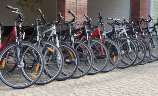 Polizeiinspektion Cuxhaven: POL-CUX: Dutzend Fahrraddiebstähle dank aufmerksamen Zeugen geklärt - Wem gehören diese Räder? (Fotomaterial)