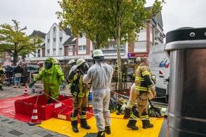 FW Voerde: Schwerer Verkehrsunfall auf dem Rathausplatz in Voerde