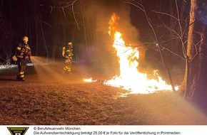 Feuerwehr München: FW-M: Dixi niedergebrannt (Untergiesing)
