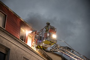 FW LK Neunkirchen: Rauchsäule weist Feuerwehr den Weg - Mehrparteienhaus nach Brand unbewohnbar
