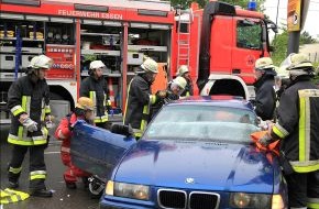 Feuerwehr Essen: FW-E: Alleinunfall, PKW schleudert gegen Laterne, Patientin wird mit hydraulischem Rettungsgerät befreit