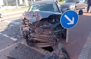 Polizei Bremerhaven: POL-Bremerhaven: Golf-Fahrer kollidiert mit Autos an roter Ampel: Drei Verletzte