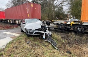 Bundespolizeiinspektion Kassel: BPOL-KS: PKW vom Güterzug auf Bahnübergang erfasst