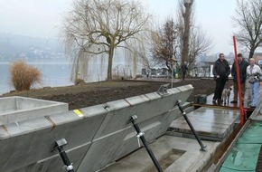 Aeschlimann Hochwasserschutz AG: Aeschlimann Hochwasserschutz AG: Prävention am See - Aufklappbare Betonelemente schützen Haus in Küssnacht