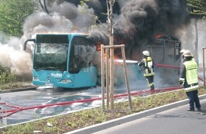Polizeipräsidium Frankfurt am Main: POL-F: 060509 - 0516 Heddernheim: Linienbus ausgebrannt