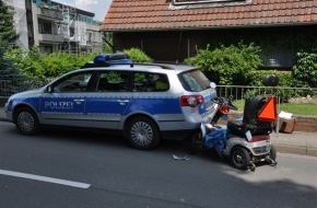 Polizeiinspektion Harburg: POL-WL: ++  Buchholz 80 jähriger Rollstuhlfahrer rammt zwei Funksteifenwagen ++