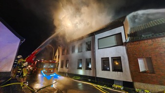 Feuerwehr Grevenbroich: FW Grevenbroich: Mehrere Verletzte nach Brand in Mehrfamilienhaus - Gebäude vollständig zerstört - Feuerwehrmann bei Löscharbeiten leicht verletzt