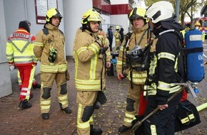 Feuerwehr Ratingen: FW Ratingen: Rauch dringt aus Wohnung - Brand in Ratinger Hochhaus