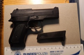 Bundespolizeidirektion Sankt Augustin: BPOL NRW: Mit Waffe in S-Bahn unterwegs - Bundespolizei nimmt Minderjährigen Softair Pistole ab