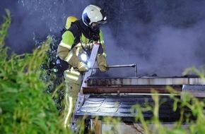 Feuerwehr Dresden: FW Dresden: Brand einer Gartenlaube