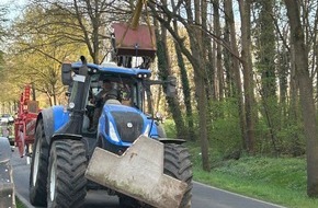 Freiwillige Feuerwehr Kalkar: Feuerwehr Kalkar: Alleinunfall mit Traktorgespann in Wissel