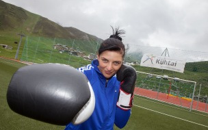 Tourismusbüro Kühtai: Kühtai im Boxfieber - Weltmeisterin Christina Hammer vor dem Wettkampf im Höhentrainingslager auf 2.020 Metern - BILD