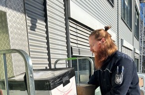 Hauptzollamt Rosenheim: HZA-RO: Der Zoll warnt vor verbotenen Sendungen zur Weihnachtszeit / Federn geschützter Greifvögel und Cannabissamen in Postpaketen beim Hauptzollamt Rosenheim