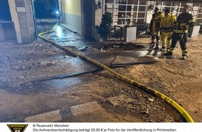 Feuerwehr München: FW-M: Wasser überschwemmt Straße (Schwabing)