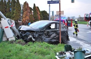 Feuerwehr Iserlohn: FW-MK: Schwerer Verkehrsunfall auf der Einsatzfahrt
