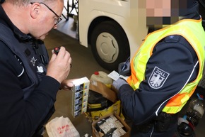 HZA-DD: Gut versteckt und dennoch entdeckt / Zoll findet über 30.000 Zigaretten in Reisebus aus Bulgarien
