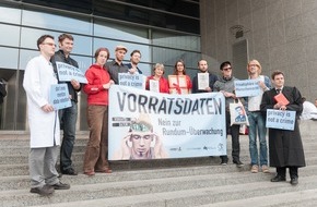Campact e.V.: Datenschützer: Neue EU-Kommission soll Vorratsdatenspeicherung beerdigen / Campact, Digitalcourage, der Digitale Gesellschaft und AK Vorrat übergeben über 100.000 Unterschriften (FOTO)