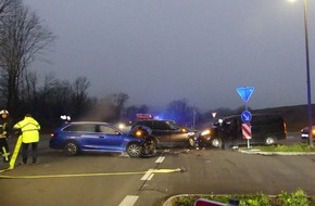 Kreispolizeibehörde Oberbergischer Kreis: POL-GM: Hoher Sachschaden und Verletzte nach Verkehrsunfall mit drei Fahrzeugen