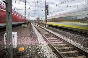 Bundespolizeiinspektion Bremen: BPOL-HB: 87-Jähriger am Bahngleis: Schnellbremsung vom Lokführer, Bundespolizei warnt: Lebensgefahr!