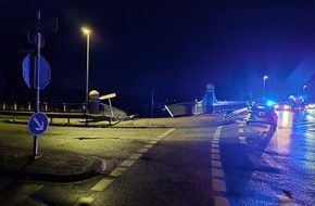 Polizeiinspektion Oldenburg-Stadt / Ammerland: POL-OL: +++Pressemitteilung des Polizeikommissariats Bad Zwischenahn: Schwerer Verkehrsunfall mit verletztem Fahrer - Pkw durchbricht Brückengeländer+++