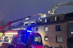 Feuerwehr Essen: FW-E: Dachstuhlbrand in einem Mehrfamilienhaus mit Menschenrettung - eine Person lebensgefährlich verletzt