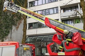 Feuerwehr München: FW-M: Brennendes Weihnachtsgesteck im Hochhaus (Milbertshofen)