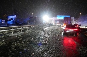 Polizeiinspektion Rotenburg: POL-ROW: ++ Wintereinbruch führt zu mehreren Verkehrsunfällen im Landkreis Rotenburg ++ Schwerer Unfall auf der A1: Fischladung verteilt sich über beide Fahrbahnen ++