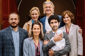 ARD Das Erste: Endlich Freitag im Ersten: "Familie ist ein Fest - Taufalarm" mit Amelie Kiefer, Reza Brojerdi, Dominic Raacke, Victoria Trauttmansdorff, Ramin Yaszdani und Sima Seyed