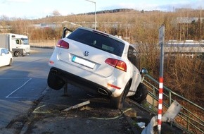 Kreispolizeibehörde Siegen-Wittgenstein: POL-SI: 21-Jähriger verursacht mehrere Verkehrsunfälle - Verdacht der Drogen- und Medikamenteneinnahme