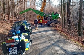 Kreispolizeibehörde Märkischer Kreis: POL-MK: Geistesgegenwärtiger Fahrer verhindert Baggerumsturz