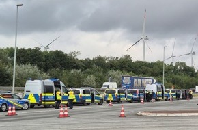 Polizeidirektion Flensburg: POL-FL: A7/Parkplatz Jalm - Schwerlastkontrolle mit der Teilnahme dänischer Polizisten