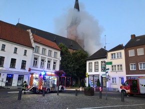 Feuerwehr Kalkar: Dachstuhlbrand - Wohnungen unbewohnbar, keine Verletzen