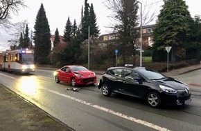 Polizei Bielefeld: POL-BI: Auffahrunfall durch Unachtsamkeit