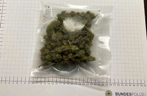 Bundespolizeidirektion Sankt Augustin: BPOL NRW: "Das ist ein Geschenk" - Bundespolizei stellt Marihuana sicher