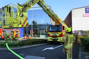 FW Ratingen: Brand nach Abflämmen von Unkraut - Feuerwehr Ratingen verhindert größeren Gebäudebrand