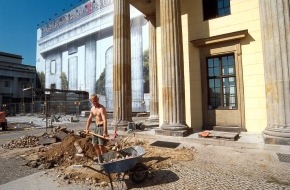 DAW SE: Brandenburger Tor: Restaurierung verläuft planmäßig