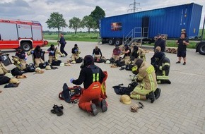 Feuerwehr Helmstedt: FW Helmstedt: Training in Rauchgasdurchzündungsanlage
