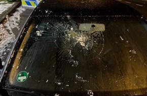 Polizei Bielefeld: POL-BI: Eisblock von Universitäts-Brücke geworfen - Zeugen gesucht
