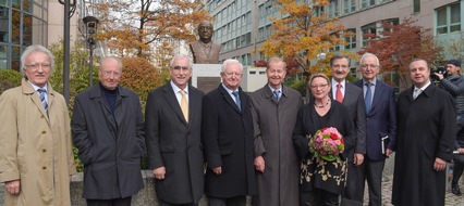 Ernst Freiberger-Stiftung: Helmut Kohl an der Spree: Ernst Freiberger-Stiftung enthüllt Denkmal in Berlin / Theo Waigel: "Der erfolgreichste Politiker Deutschlands des letzten Jahrhunderts"