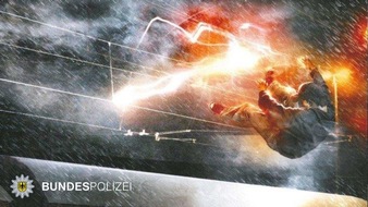 Bundespolizeidirektion M&uuml;nchen: Bundespolizeidirektion M&uuml;nchen: Mit Rettungshubschrauber in Unfallklinik - Schwerste Verletzungen nach Stromschlag auf Waggon
