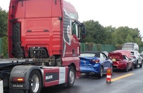 Polizeiinspektion Cuxhaven: POL-CUX: Verkehrsunfall auf der BAB 27/ LKW fährt auf Stauende auf/ Zwei Personen leicht verletzt/ Foto im Anhang