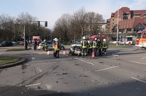 Feuerwehr Gelsenkirchen: FW-GE: Verkehrsunfall in Gelsenkirchen Buer