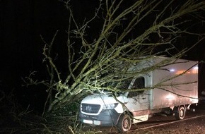 Polizei Hagen: POL-HA: Sturm hält Polizei mit über 40 Einsätzen auf Trab