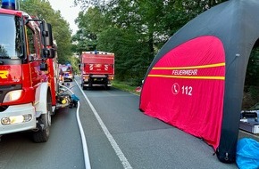 Freiwillige Feuerwehr Hünxe: FW Hünxe: Dachgeschoss eines Wohnhauses in Vollbrand