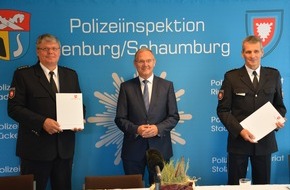 Polizeidirektion Göttingen: POL-GOE: Abschied nach 23 Jahren: Frank Kreykenbohm, Leiter der Polizeiinspektion Nienburg/Schaumburg, geht in den Ruhestand - Mathias Schröder wird Nachfolger