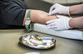 Bundespolizeidirektion Sankt Augustin: BPOL NRW: Bundespolizei nimmt stark alkoholisierte Frau in Gewahrsam - Sie hatte durch Wurf einer Flasche einen Mann am Kopf verletzt